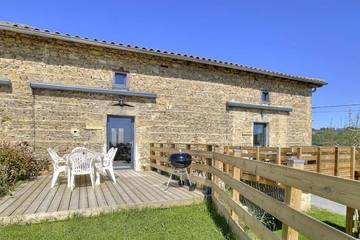 Gîte pour 4 personnes, avec jardin à Thurins
