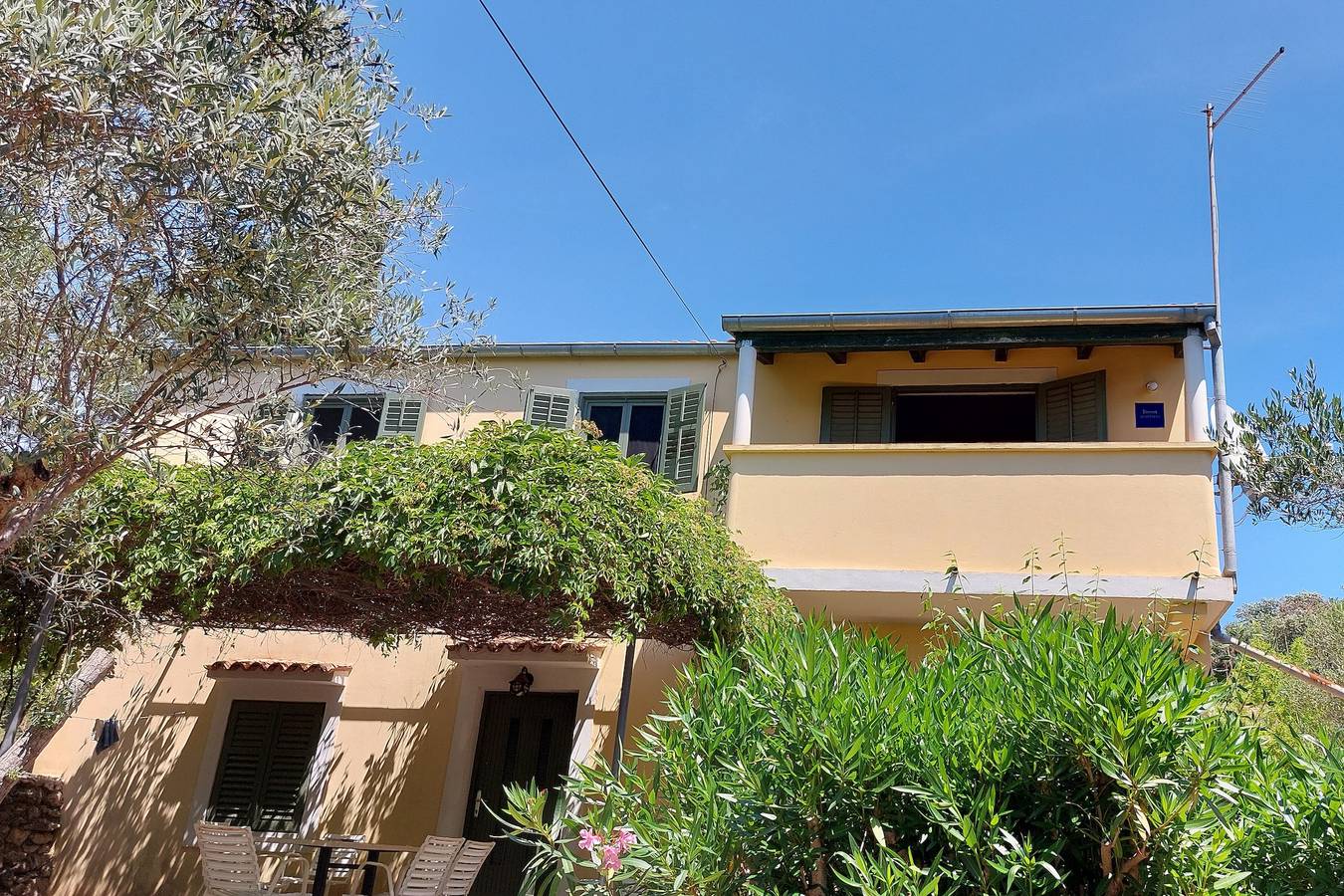 Cijeli apartman, Dvosobni apartman s balkonom i pogledom na more Uvala Pogana, Cres A-21464-a in Cres