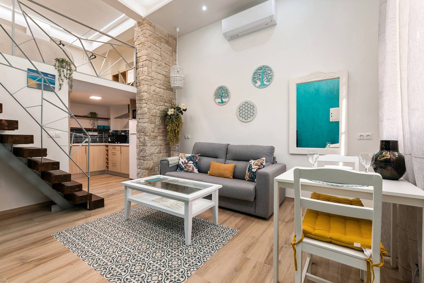 Casa Vacacional 'Loft De Ensueño - Diseño Abierto' con Wi-Fi y Aire Acondicionado in Estepona Old Town, Estepona