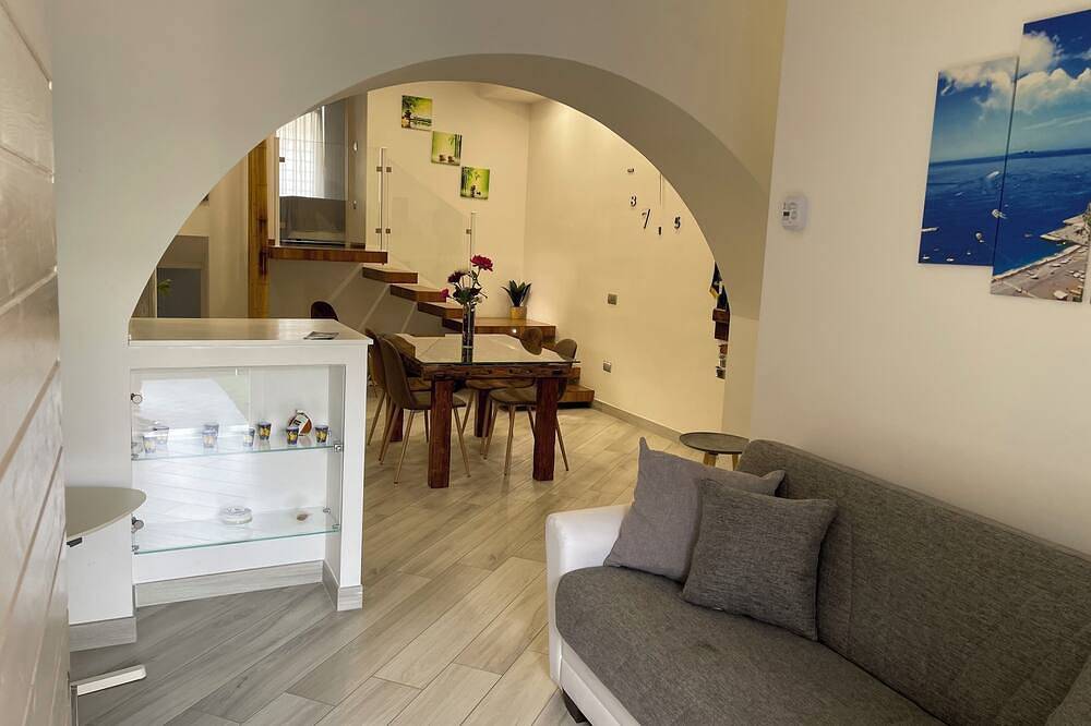Apartamento entero, Detached house with swimming pool and large equipped garden, pets allowed in Pompeya (Nápoles), Provincia de Nápoles