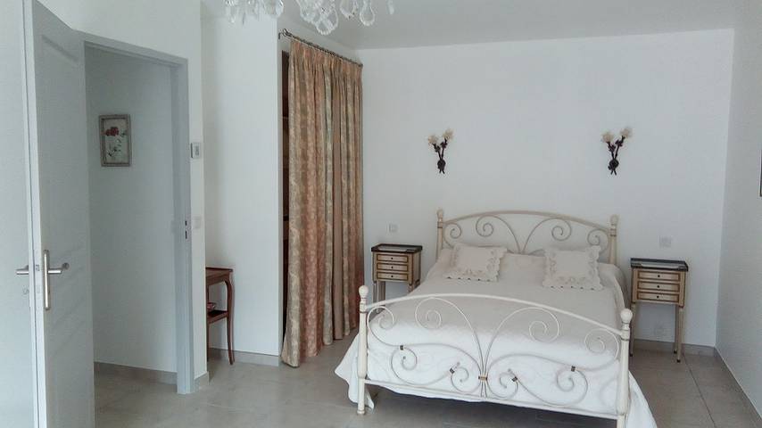 Gîte pour 6 personnes, avec terrasse ainsi que jardin et piscine à Solliès-Toucas - 2