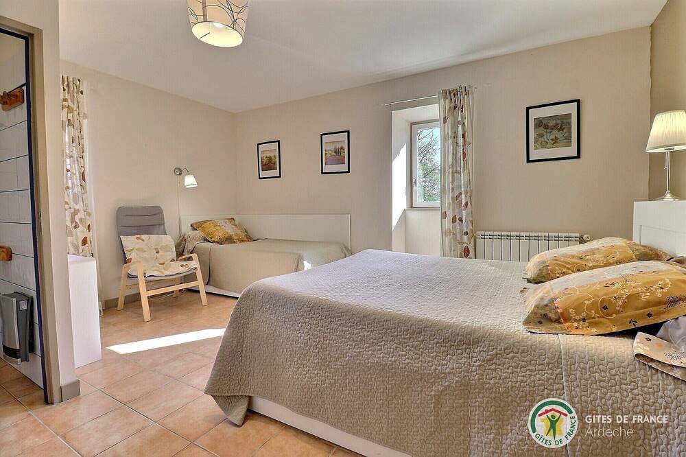 Spacious, bright gîte, ideal for large families or groups of friends. in Ruoms, Ardèche