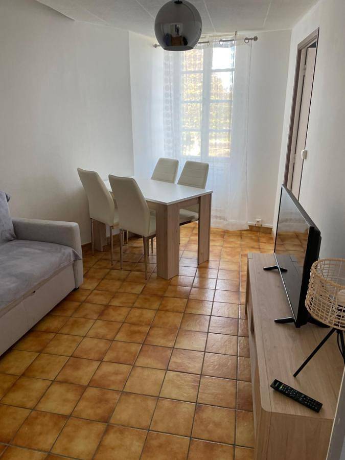Appartement entier, Charmant T2 au 1er dans résidence avec parc arboré in Saint-Pierre-le-Moûtier, Nièvre