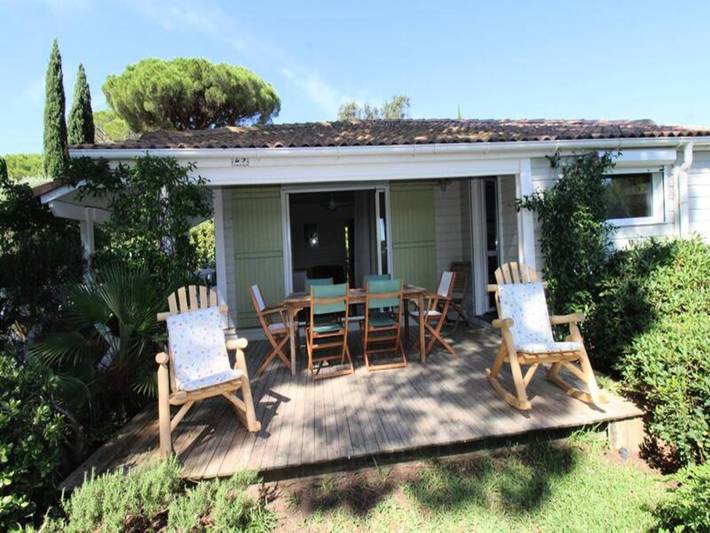 Chalet pour 6 personnes, avec piscine et jardin, adapté aux familles à Gassin