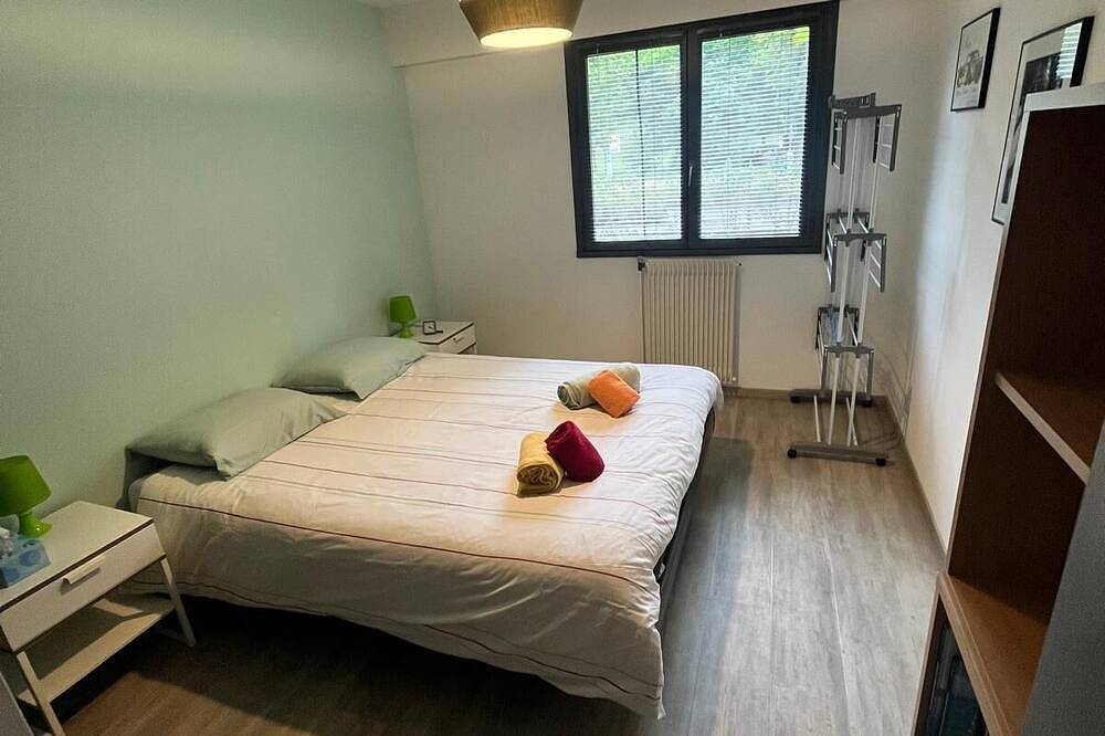 Ganze Wohnung, 4-person ground-floor apartment, in the center of town and facing Uriage park, near thermal baths in Saint-Martin-d'Uriage, Isère