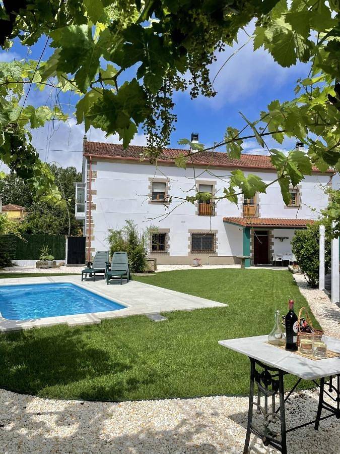 Apartamento para 12 personas, con jardín además de piscina y vistas en Sober