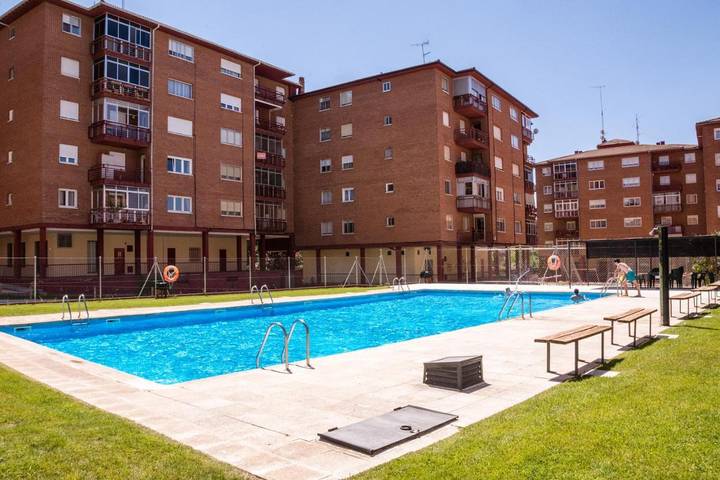 Escapadas de fin de semana para 8 personas, con piscina además de vistas y jardín en Ávila