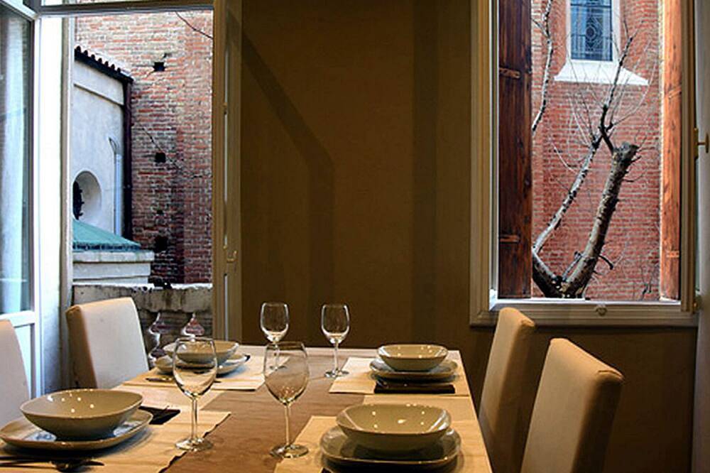Entire apartment, Studio in Casa Cogollo, called \"House of Palladio\" in the historic center of Vicenza: in Vicenza, Vicenza Province
