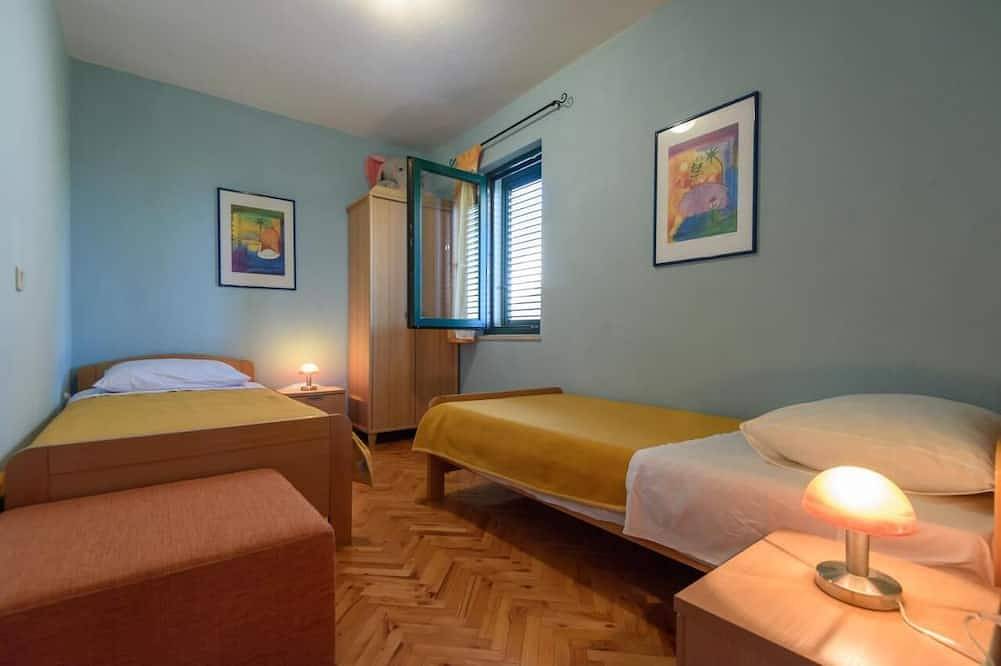 A relaxing beachside house with a hot tub overlooking the sea in Zadar County. in Zadar (Kommun), Iz