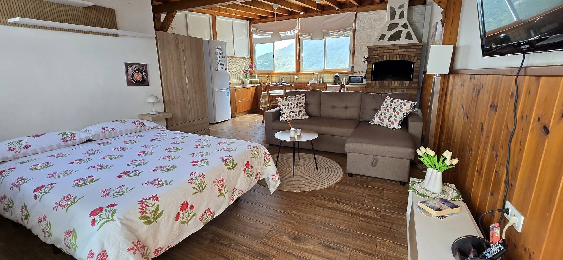 Entire studio, Vacation 'Studio Home In La Orotava' with Sea View, Private Terrace and Wi-Fi in Los Frontones, La Orotava