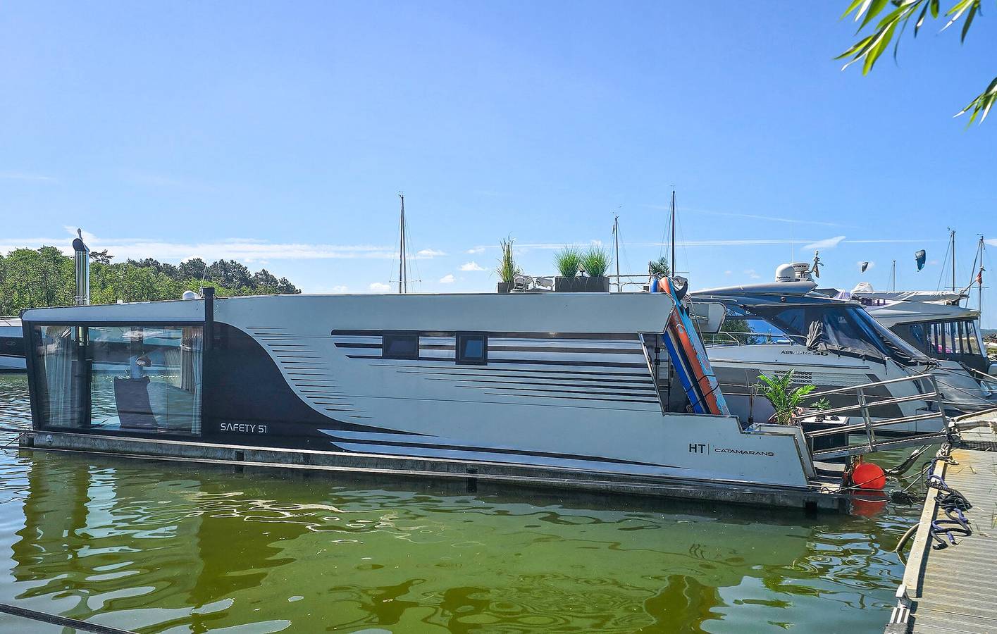 Bateau-maison au bord du lac avec sauna et bain à remous, à 700 m de la plage in Sagard, Parc national Jasmund