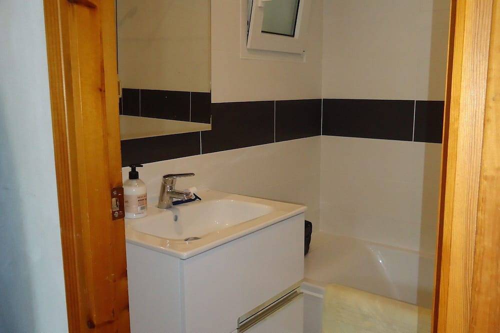 Entire apartment, Upgraded, traditional-style apartment with balcony overlooking golf course. in Son Parc, Es Mercadal
