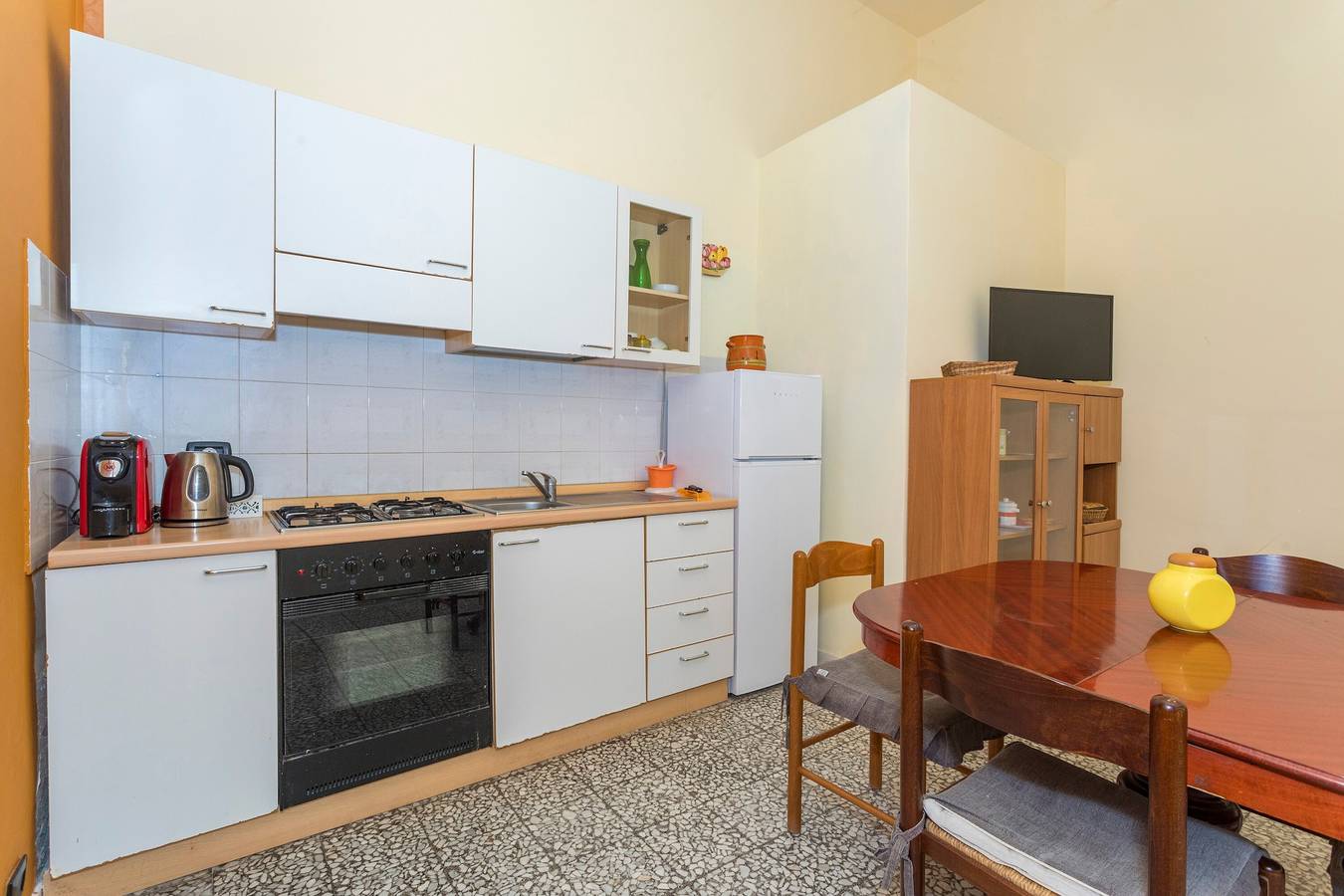 Apartamento entero, Apartamento 'Casa Dell'Eucalyptus - Ginestra Ar' con vistas a la montaña, Wi-Fi y aire acondicionado in Acireale, Provincia de Catania