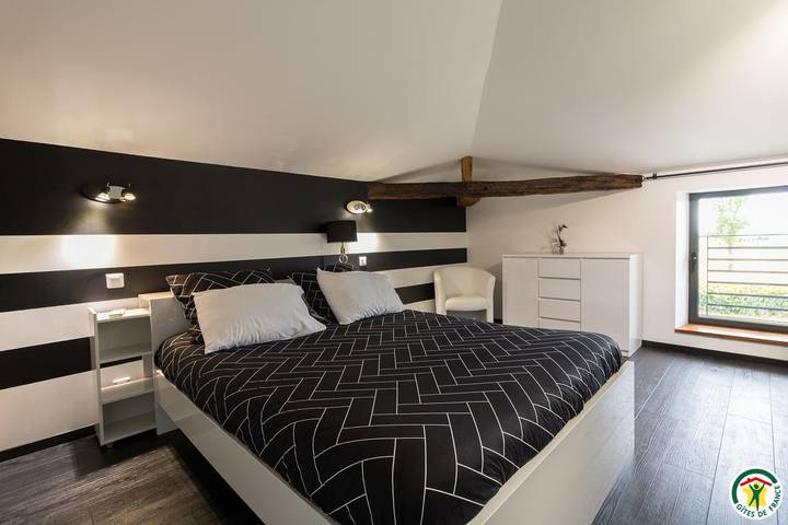 Gîte pour 8 personnes, avec terrasse ainsi que jardin et piscine à Aignes - 4