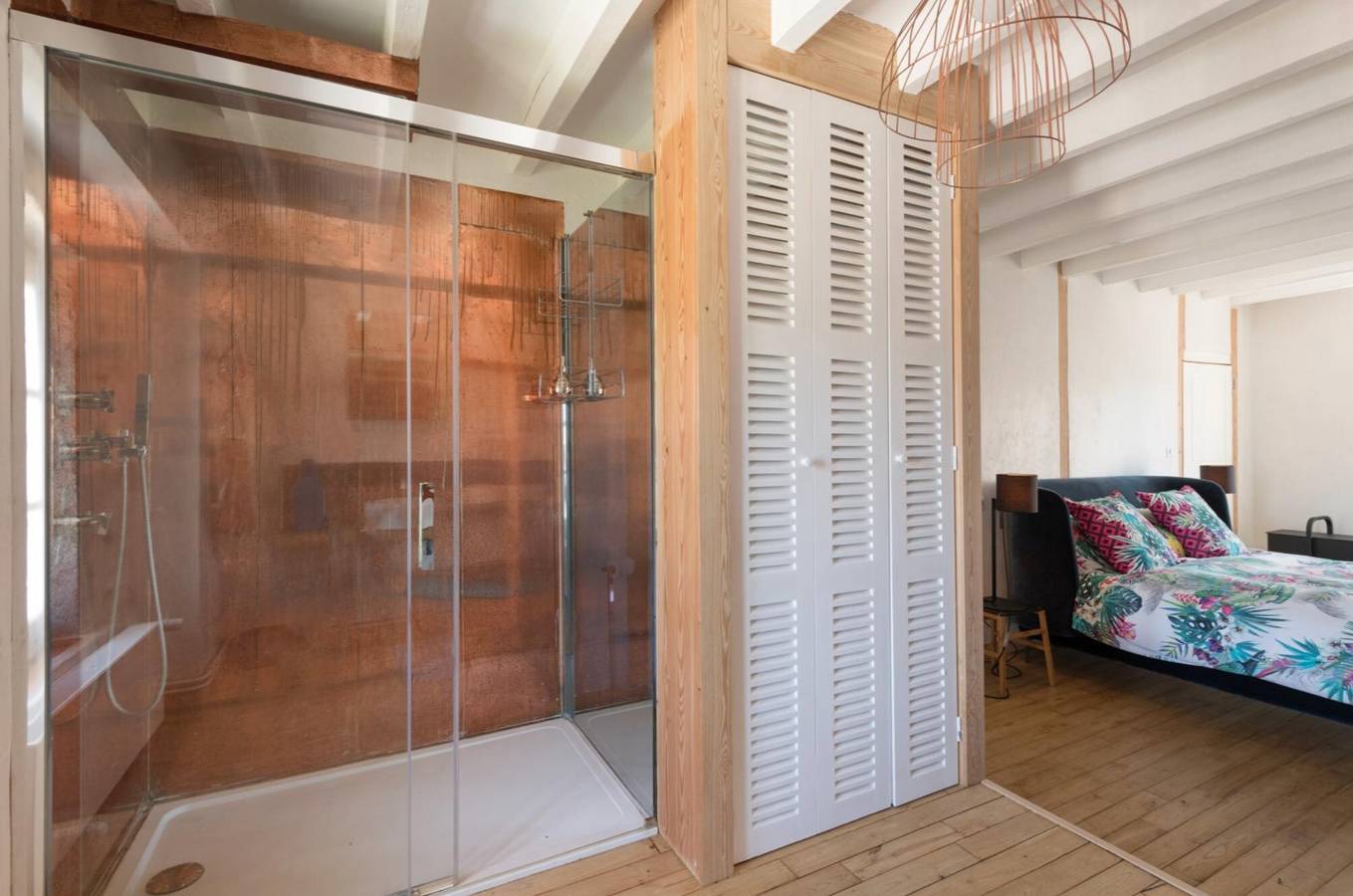 Gästezimmer „Chambre Cocon“ mit gemeinsamer Terrasse und Wlan in Bouvesse-Quirieu, La Tour-du-Pin und Umgebung