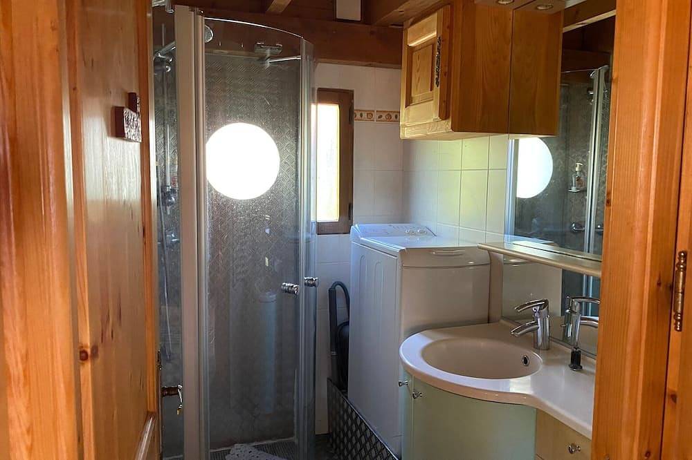 Chalet \"6p Classic - L'Érable\" with Mountain View, Private Terrace & Wi-Fi in Verchaix, Bonneville region