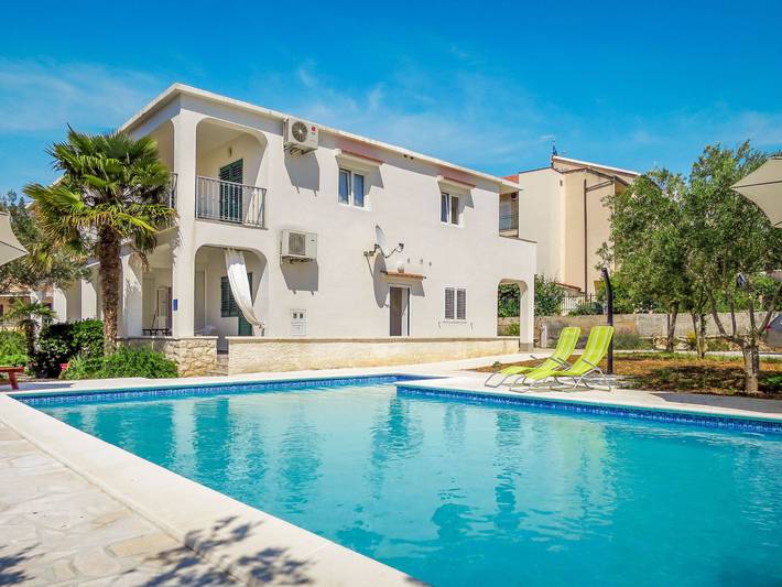 Ferienwohnung für 4 Personen, mit Terrasse und Garten in Grad Šibenik - 2