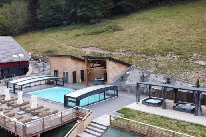 Gîte pour 2 personnes, avec vue ainsi que piscine et jardin, animaux acceptés à Rochesson - 2