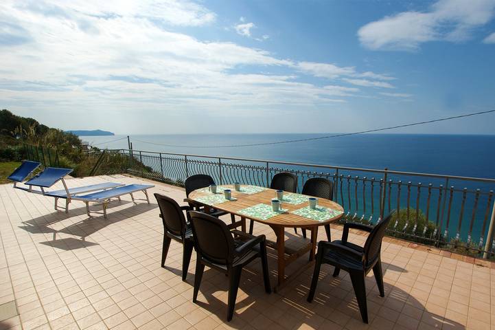 Casa vacanza per 8 persone, con Balcone e Terrazza nonché Giardino a Pisciotta