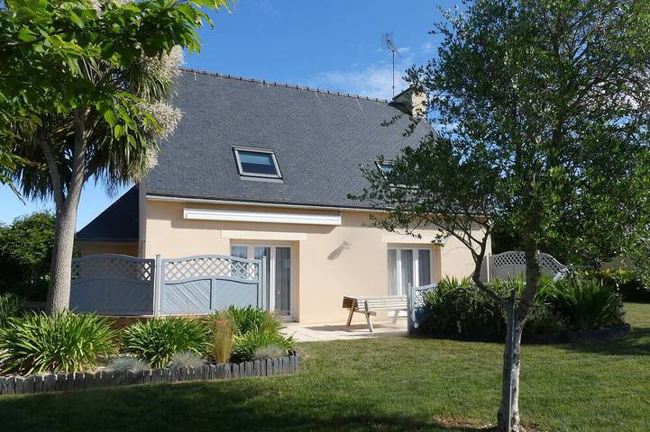 Location de vacances pour 6 personnes, avec terrasse et jardin à Tréogat