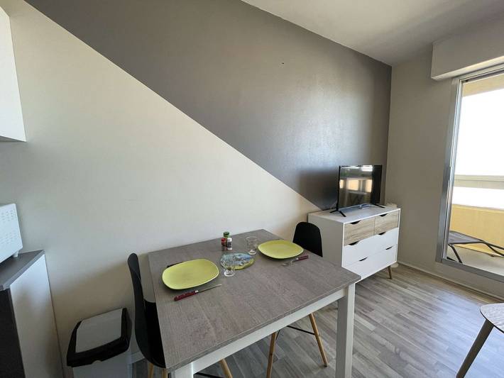Ganze Wohnung, Renoviertes Studio, 2 Pers., Meer, Geschäfte, 6. Stock, TV, Balkon, Haustiere erlaubt in Saint-Jean-de-Monts, Vendée