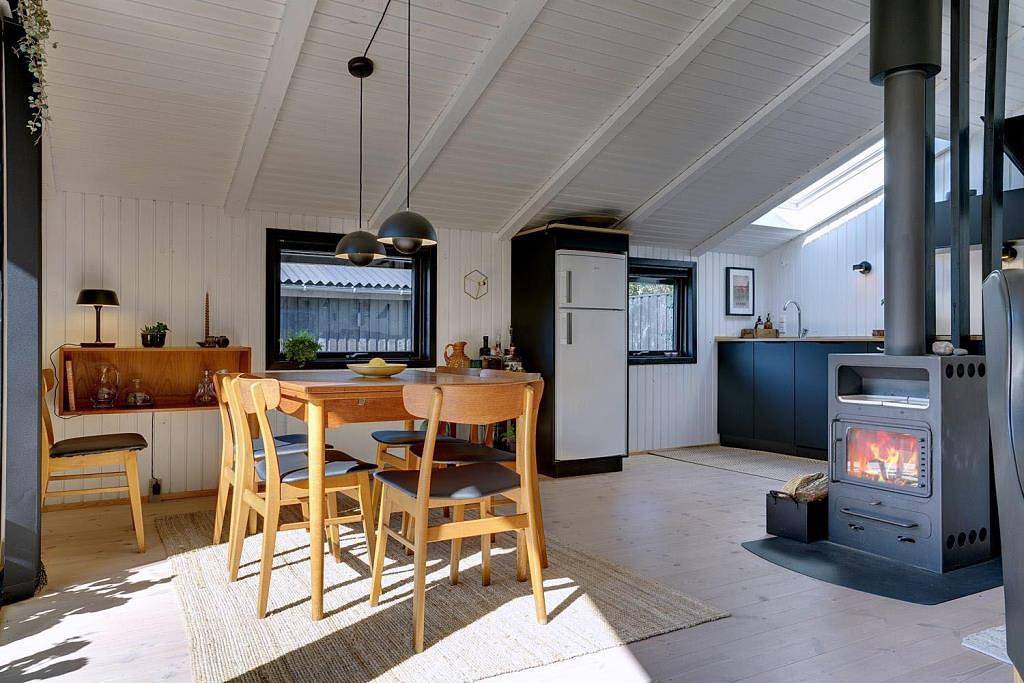 Total gennemrenoveret sommerhus beliggende på adressen Sydskrænten 9 i Jegum Ferieland. in Jegum, Jegum Ferieland