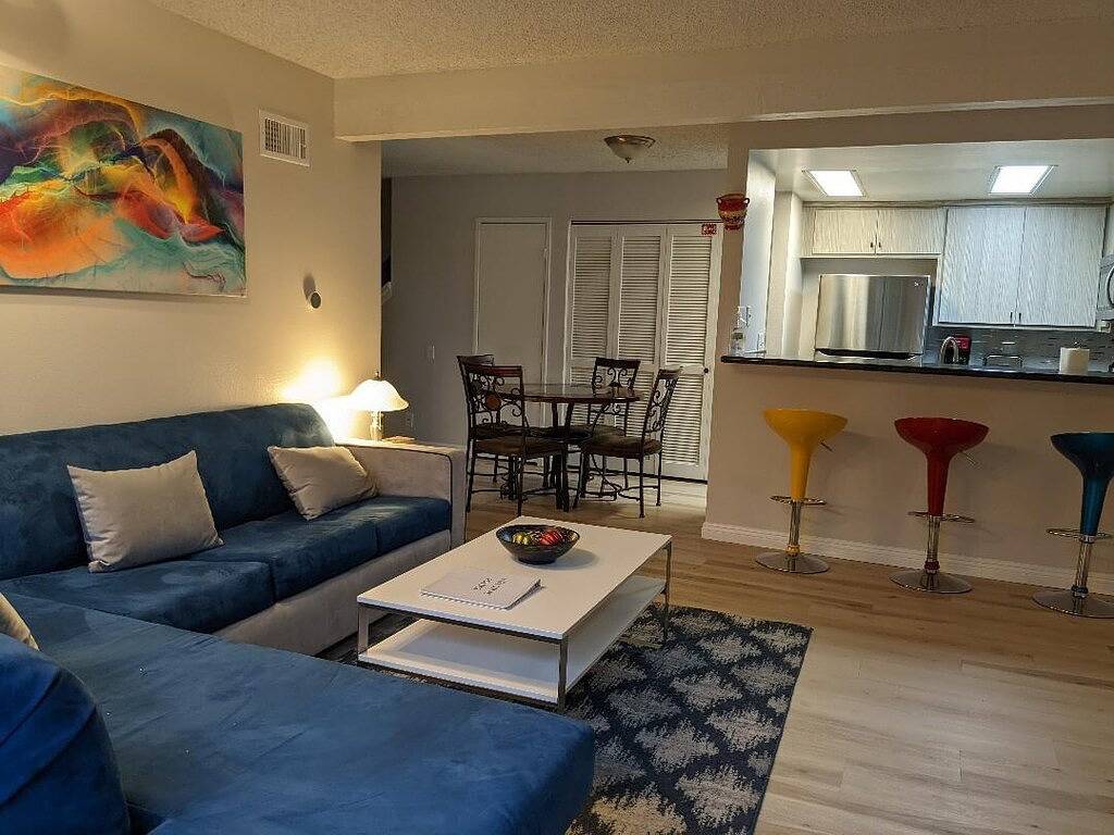 Ganze Wohnung, Walk to Disney, hot tub, strollers! One Parking Spot in Anaheim, Orange County