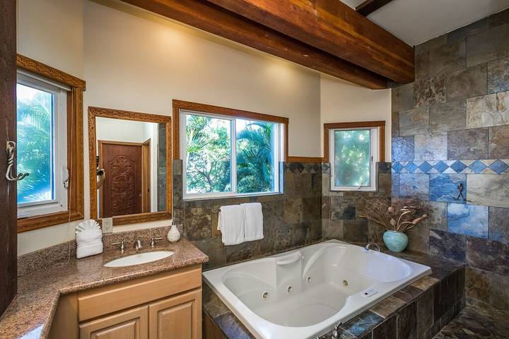 Holiday rental for 14 people, with garden and hot tub in Hawaii