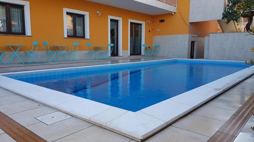 Bed and breakfast per 4 persone, con giardino e panorama nonché piscina, adatto a famiglie con bambini - 1