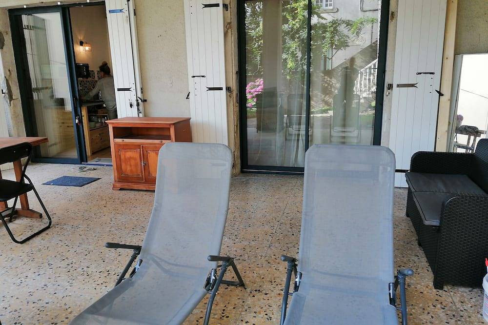 Entire apartment, Studio Gite Avec sa Grande Terrasse au Cœur de Vals Proche de Tout in Vals-les-Bains, Parc naturel régional des Monts d'Ardèche
