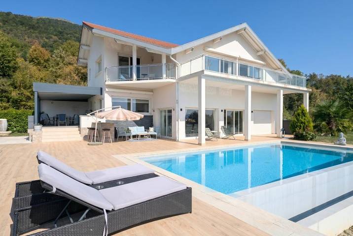 Location de vacances pour 8 personnes, avec Balcon et Jacuzzi ainsi que Terrasse et Piscine à Échenevex