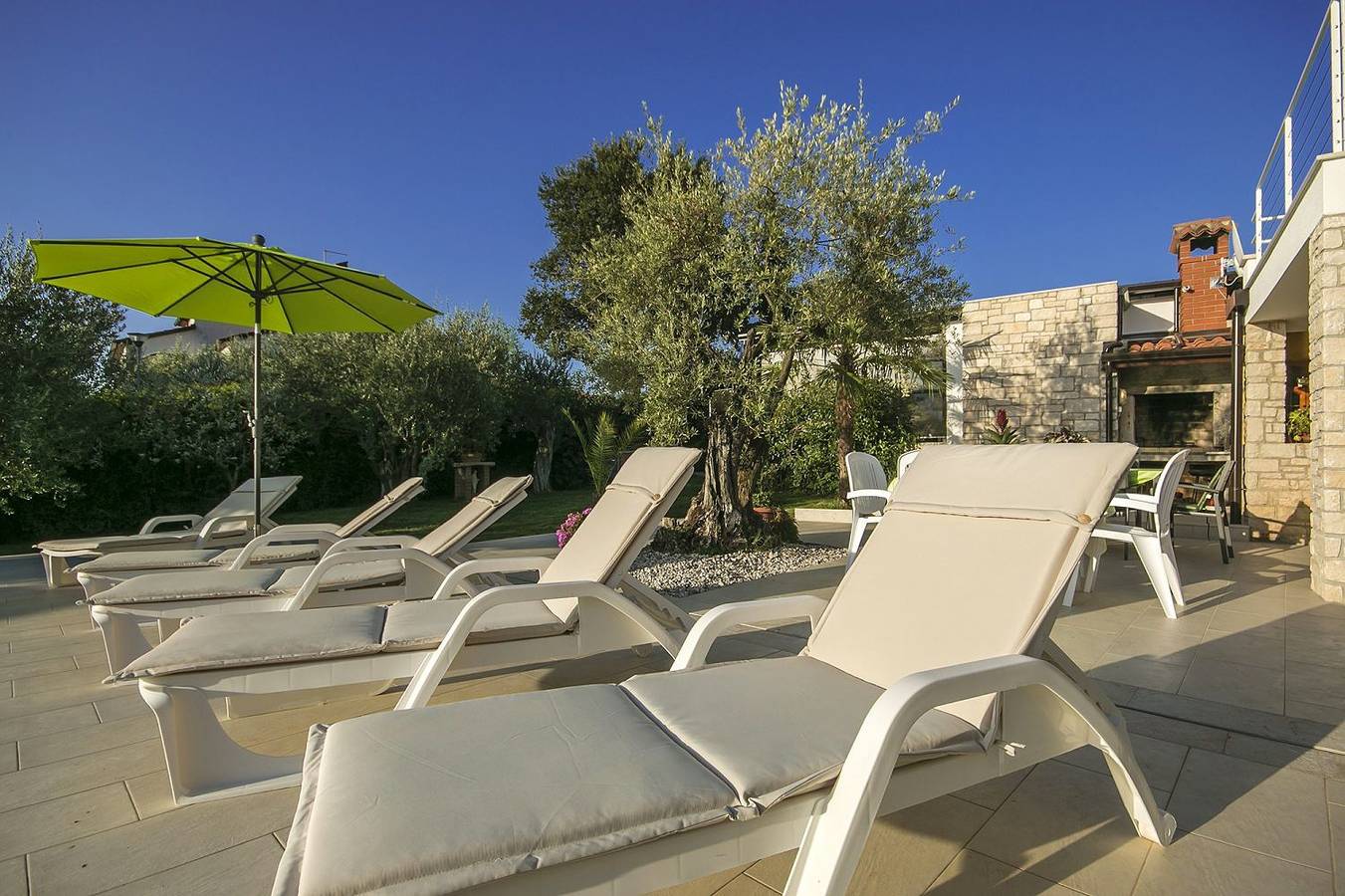 Apartamento entero, Charmantes Apartment nur 400 Meter zum Strand mit grossem Pool, privater Terrasse, Grill, Liegen in Mali Maj, Grad Poreč