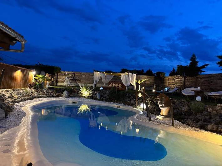 Location de vacances pour 2 personnes, avec vue ainsi que jardin et piscine à Berson - 2