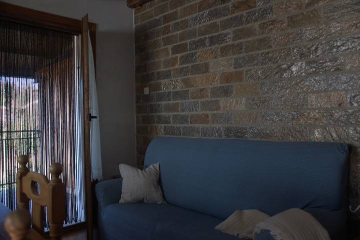 Apartamento entero, Apartamento 'Casa 2' con vistas a la montaña, jardín privado y Wi-Fi in Villares de Jadraque, Sierra Norte de Guadalajara