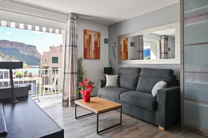 Appartement entier, Appartement 'Le Panorama' avec vue mer, balcon et Wi-Fi, parking in Cassis, Parc national des Calanques
