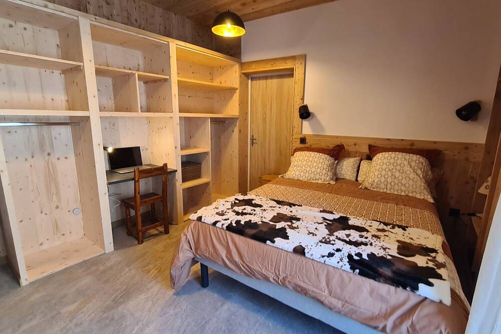 Recently renovated mountain dwelling***, terraces with lake, mountain and forest views. in Chorges, Nationalpark Écrins