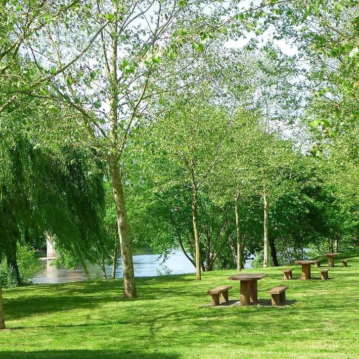 Location de vacances pour 3 personnes, avec Terrasse ainsi que Jardin et Vue à Bioule