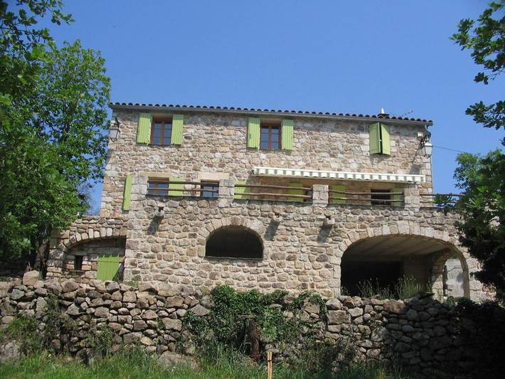 Location de vacances pour 5 personnes, avec piscine et jardin ainsi que vue et bassin pour enfant, adapté aux familles à Payzac (Ardèche)