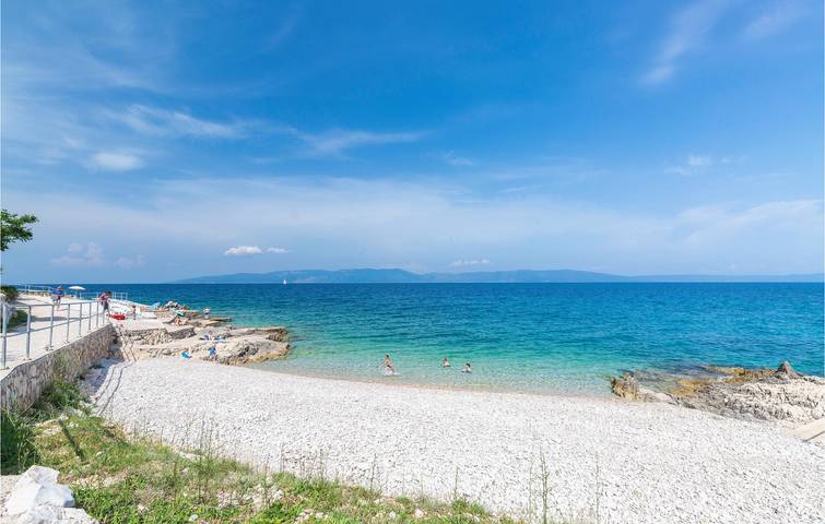 Entire holiday apartment, Cozy 2km to Beach: WiFi, Washer, AC, Pool & Terrace Getaway in Raša, Eastcoast Istria