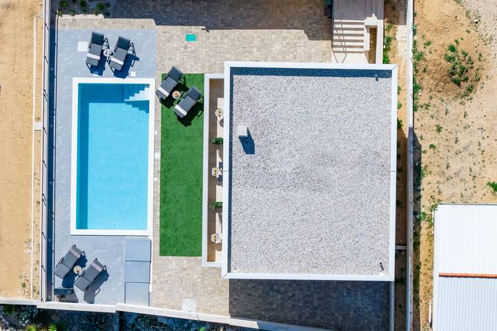 Villa für 8 Personen, mit Meerblick und Garten sowie Pool auf Pag - 2