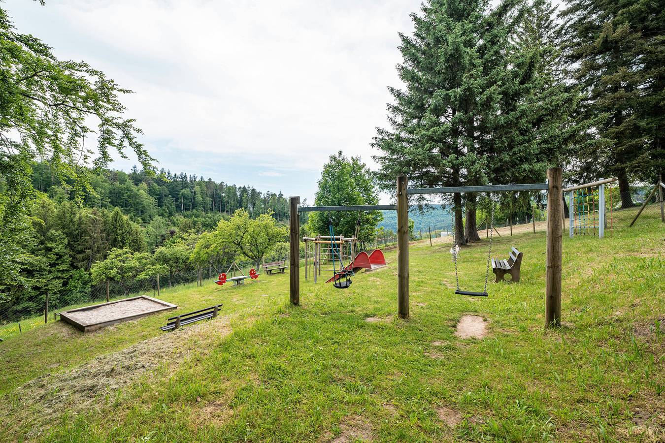 'Naturerlebnishaus Gaistal 32' mit Bergblick, privater Terrasse und Wi-Fi in Bad Herrenalb, Nordschwarzwald