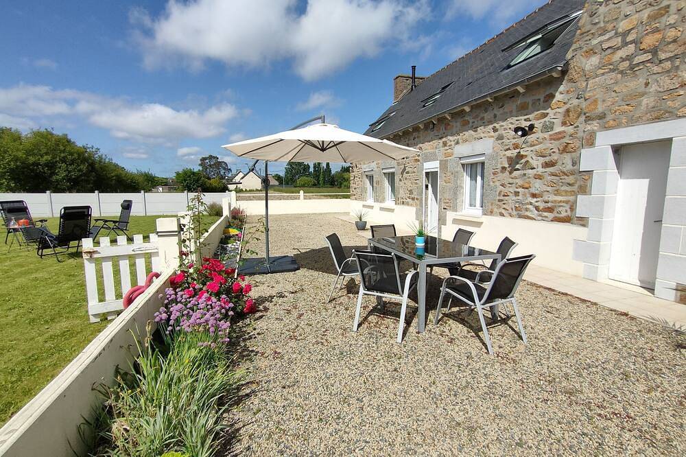 Renovated family cottage in the heart of a nature reserve, 300m from the Gr34 in Hillion, Côte de Goëlo