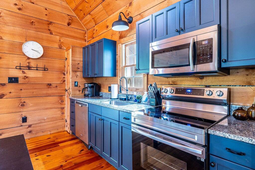 Relaxing Smokies Hideaway: Hot Tub & Game Nights in Tuckaleechee, Blount County