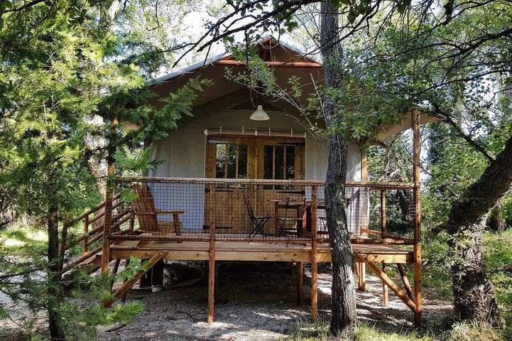 Gîte pour 5 personnes, avec piscine et terrasse, animaux acceptés