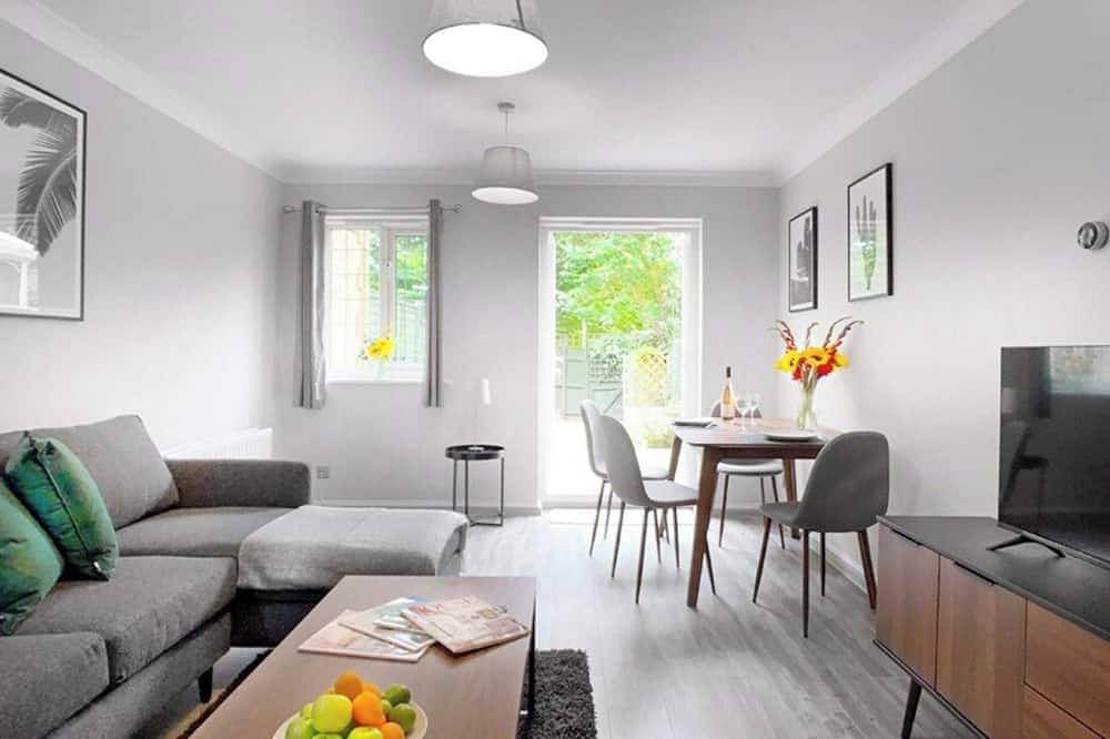 Appartement entier, Woking, 2 Bedroom House, Parking & Garden in Woking, Surrey