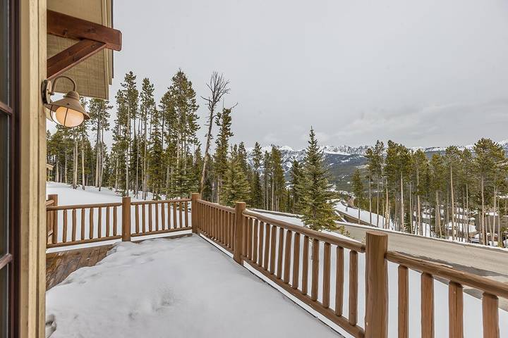 Vacation rental for 11 people, with balcony and hot tub in Big Sky