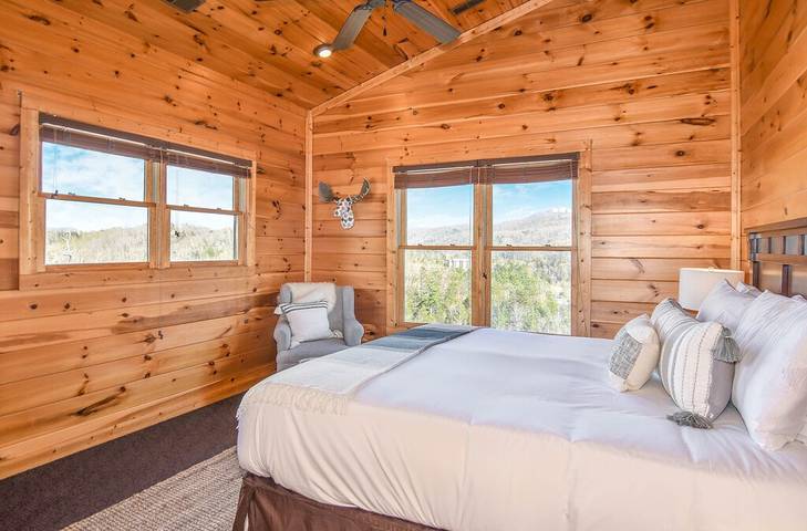 Chalet for 12 people, with pool and hot tub as well as terrace in Gatlinburg