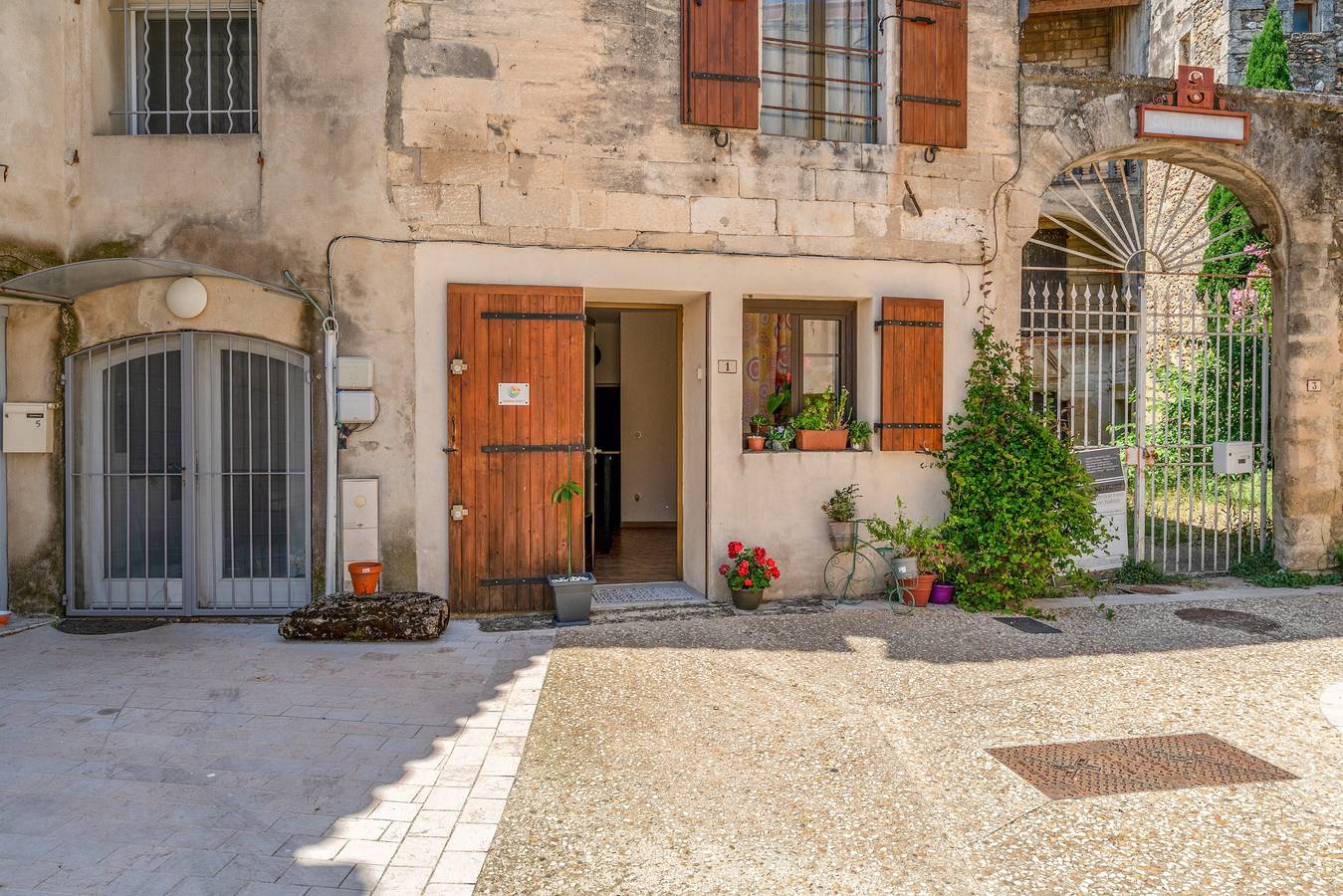 Bed & Breakfast „Chambre Coquelicot“ mit Wlan und Klimaanlage in Domazan, Nimes und Umgebung