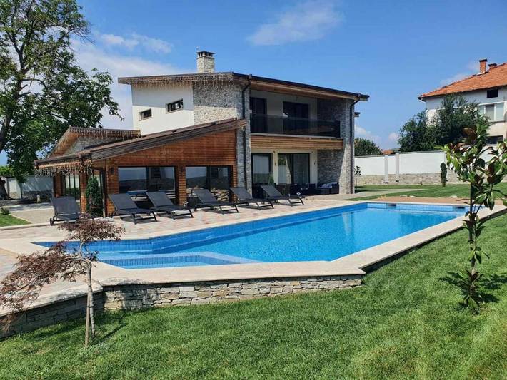 Maison de vacances pour 12 personnes, avec Balcon et Terrasse ainsi que Jardin et Piscine dans Garmen