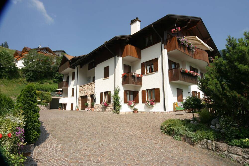 Ganze Wohnung, Third Floor Apartment With Large Balconies in Molveno, Brentagruppe